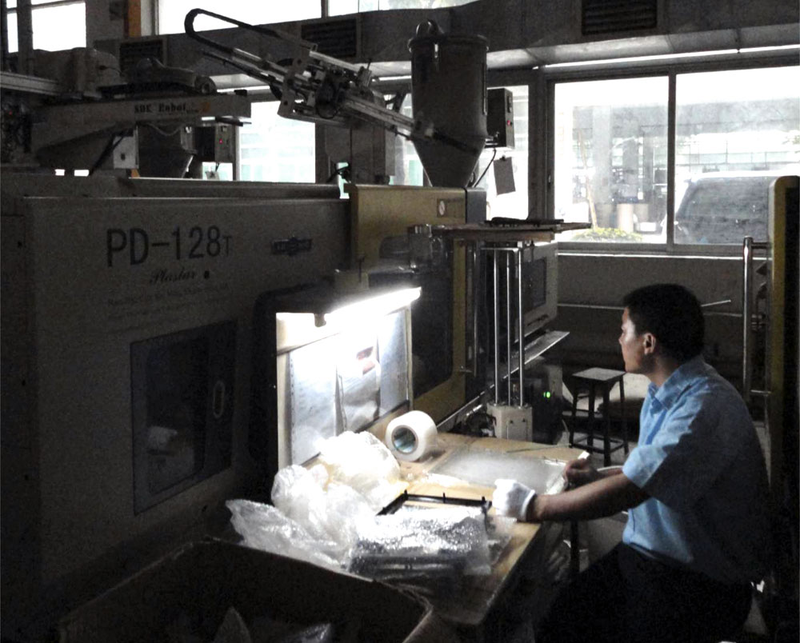 Illustration for article titled Scenes from a Chinese Factory